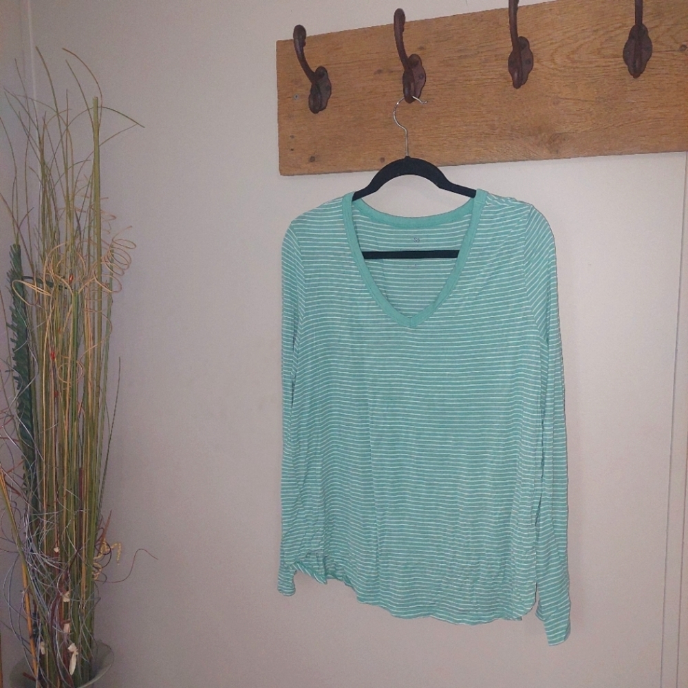 SO brand V-neck shirt